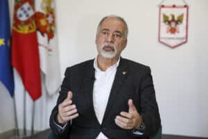 Liga dos Bombeiros Portugueses entrega carta de protesto no Ministério da Saúde