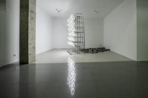 zet gallery expõe mostra que convida a refletir sobre as pressões exercidas pelas redes sociais