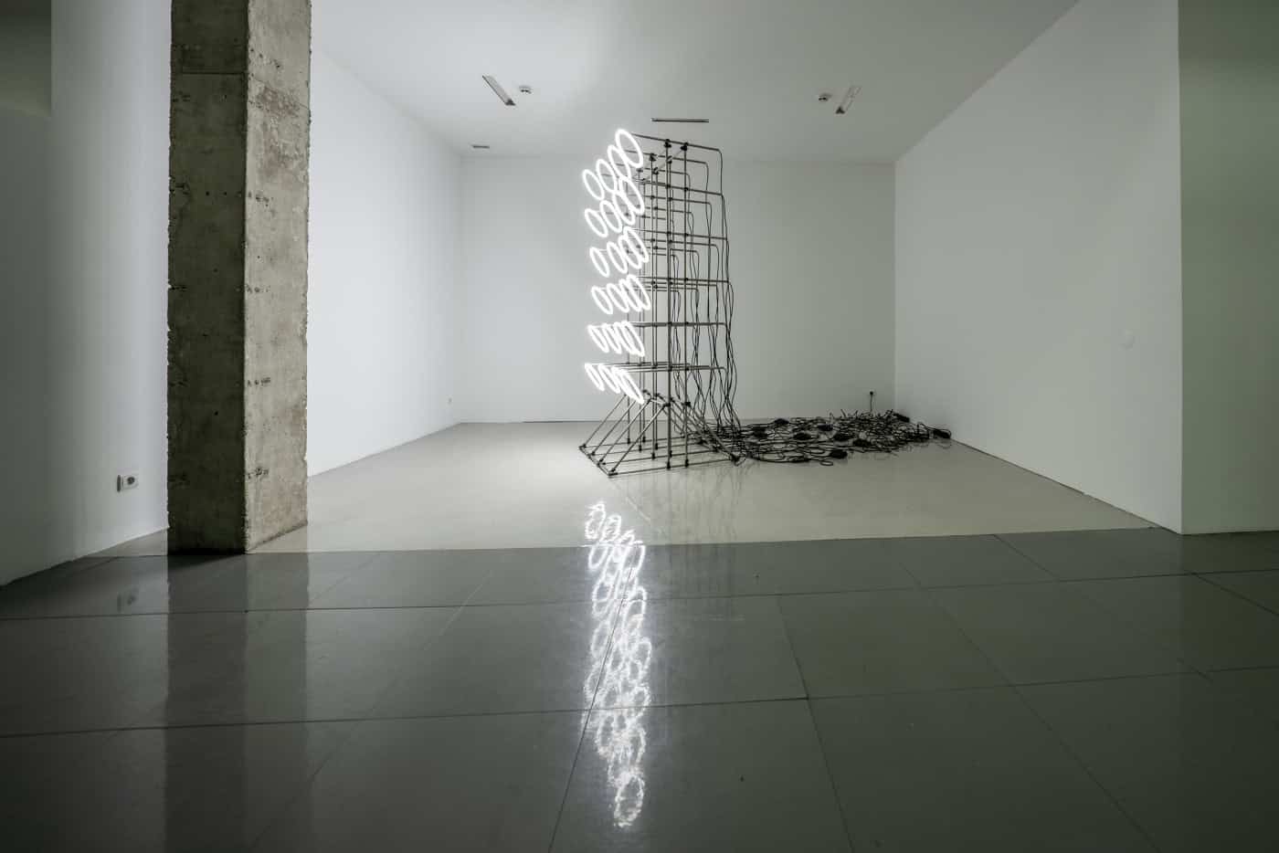 zet gallery expõe mostra que convida a refletir sobre as pressões exercidas pelas redes sociais