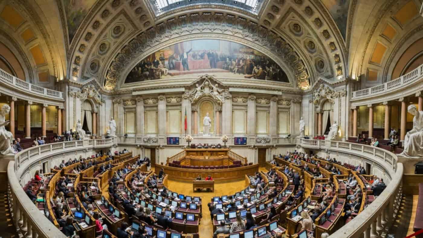 Parlamento aprova proibição e criminalização de terapias de conversão sexual