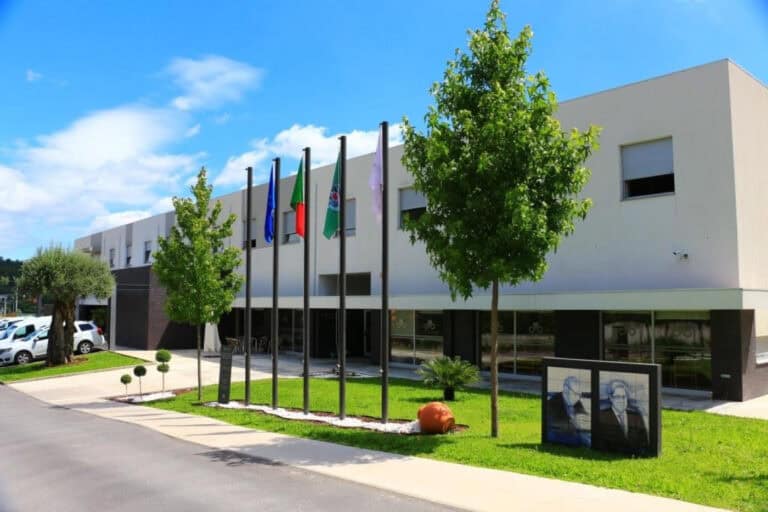 Governo marca presença no lançamento da 1ª pedra do Clube dos Pequenos