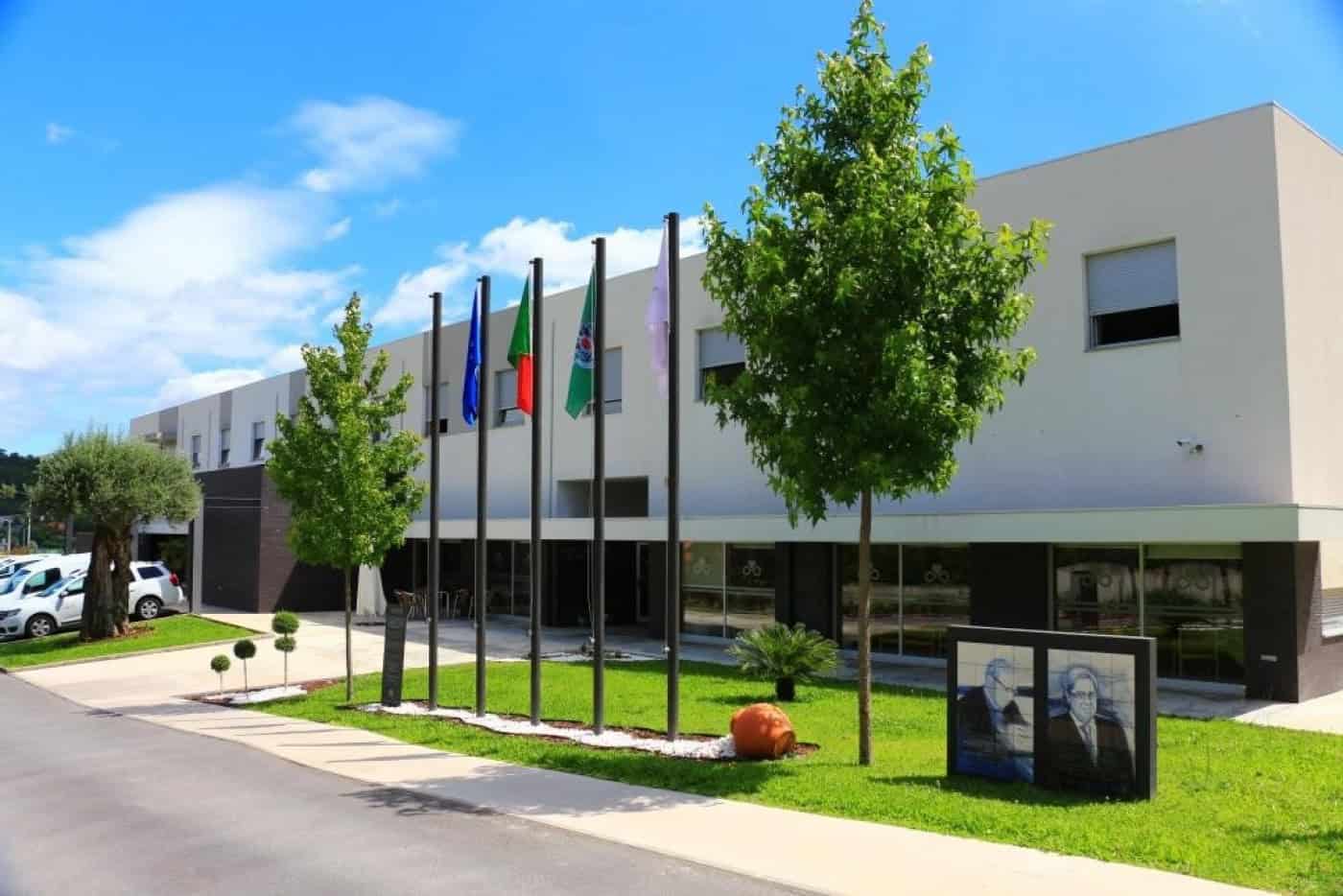 Governo marca presença no lançamento da 1ª pedra do Clube dos Pequenos