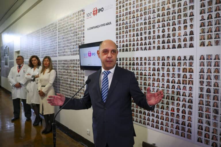 Ministro anuncia reforço de centros de saúde com horário alargado no período de Ano Novo