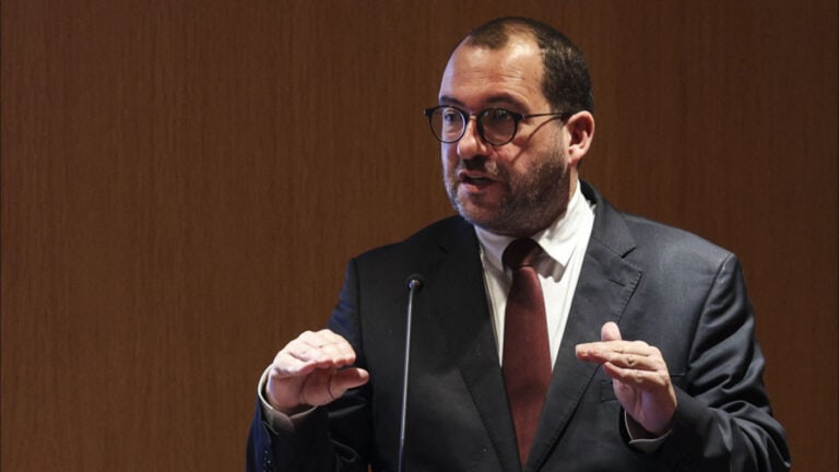 Pouco mais de mil alunos sem professor a pelo menos uma disciplina