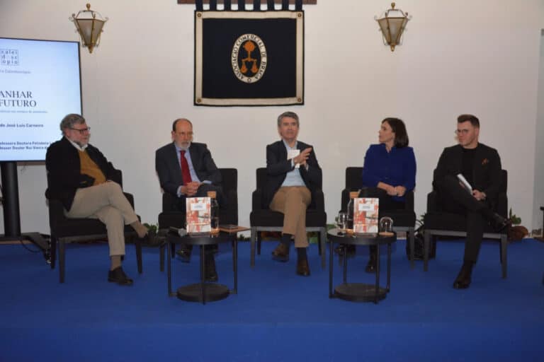 Carneiro apresenta livro com crónicas do JN e demonstra "papel fundamental dos jornais"