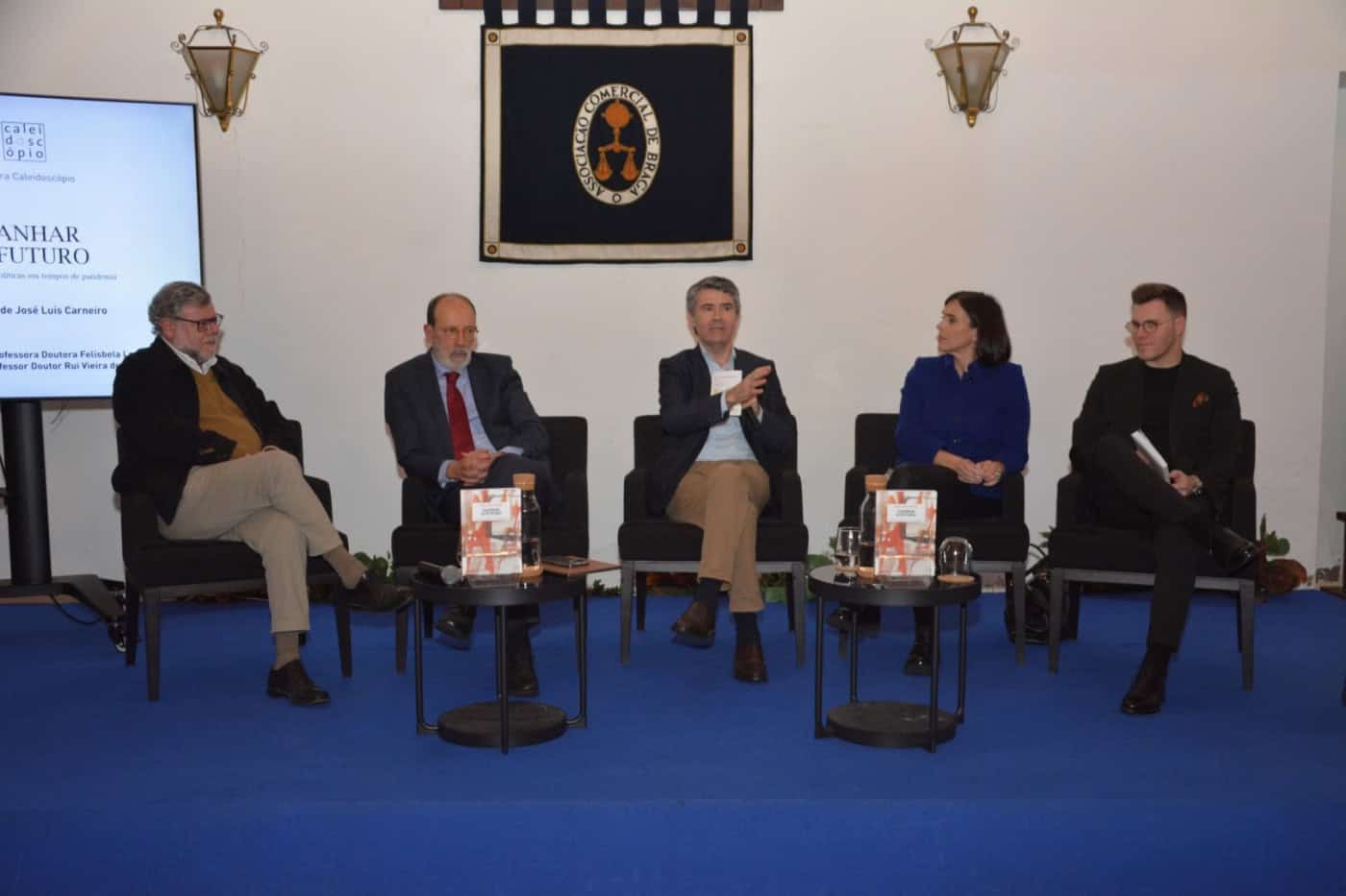 Carneiro apresenta livro com crónicas do JN e demonstra "papel fundamental dos jornais"