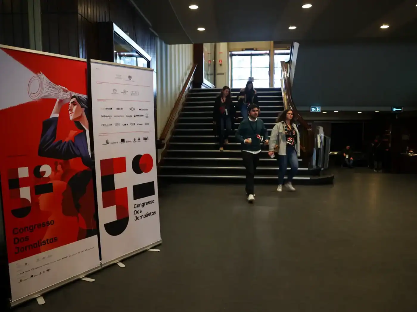 Jornalistas reunidos em congresso aprovam greve geral por unanimidade