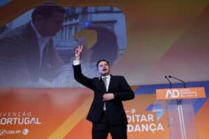 Líder do PSD promete plano de emergência na saúde em 60 dias e negociações imediatas com polícias&nbsp;