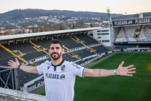 Nélson Oliveira assina pelo Vitória SC até 2025