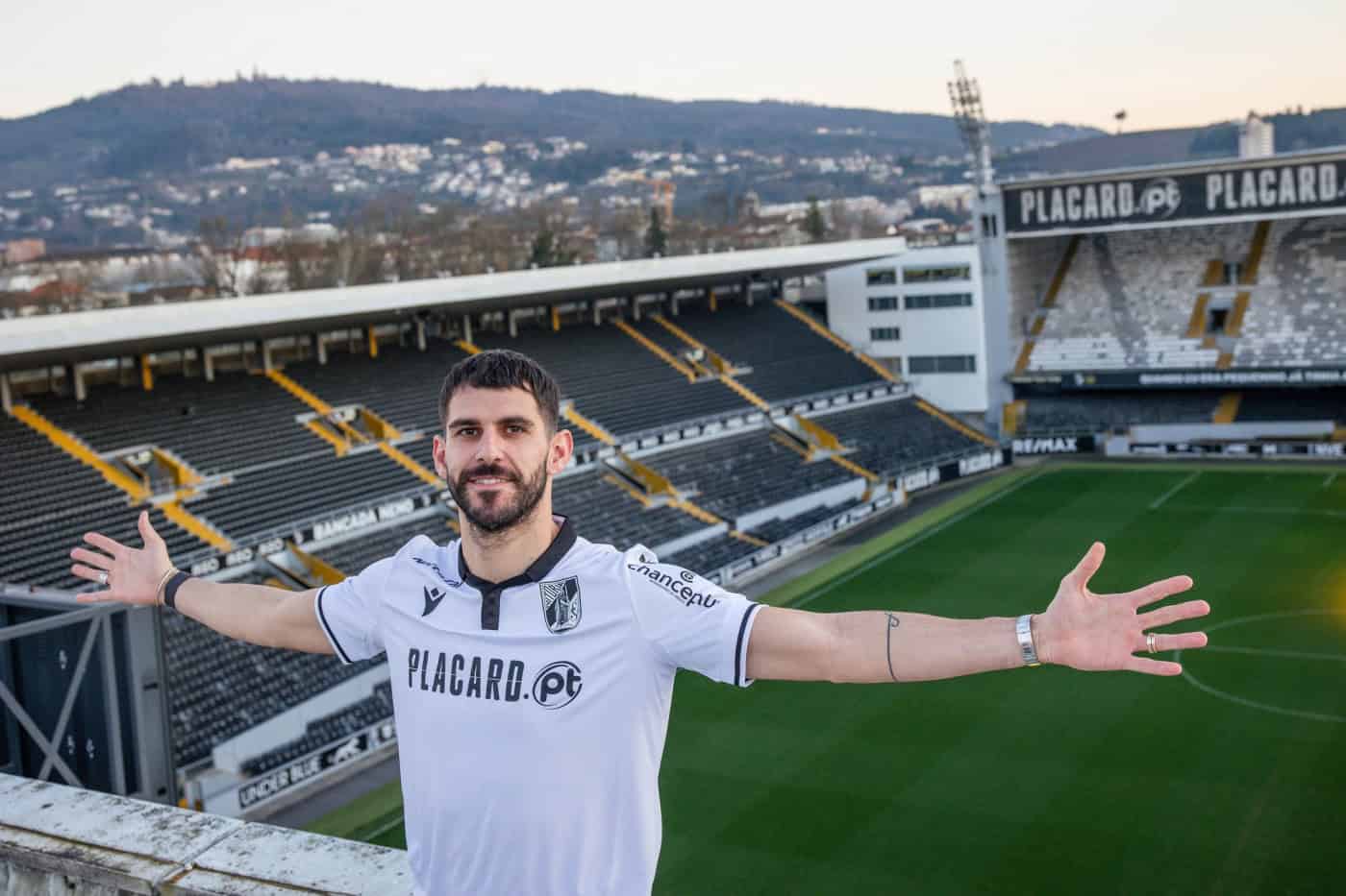 Nélson Oliveira assina pelo Vitória SC até 2025