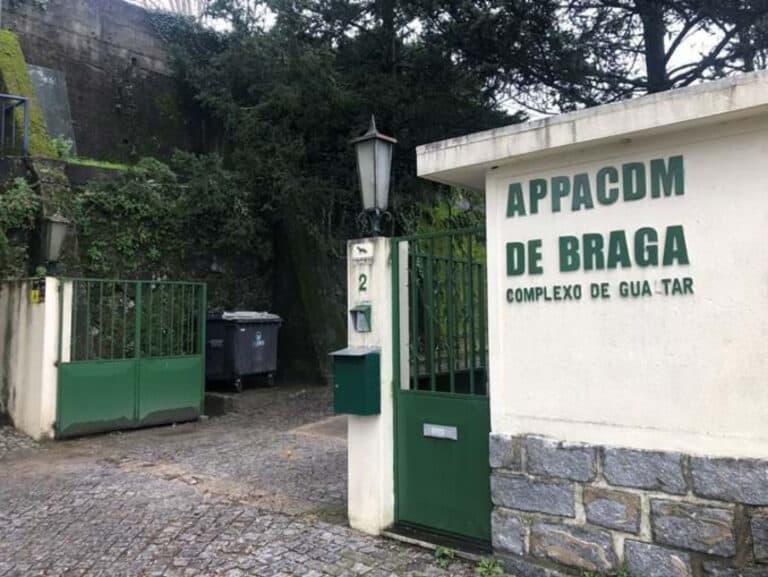 Trabalhadores da APPACDM de Braga suspendem manifestação