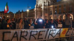 Bombeiros reivindicam "vontade política" para criar uma carreira em concentração frente ao MAI&nbsp;