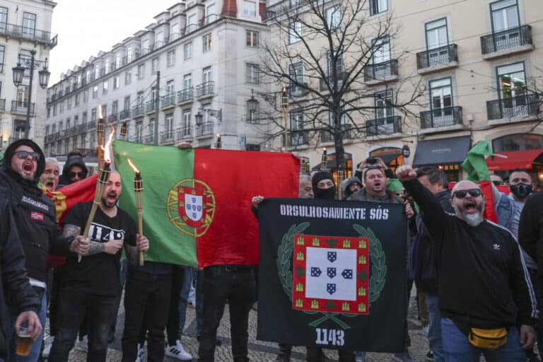 Uma centena de militantes de extrema-direita marcha contra a imigração em Lisboa&nbsp;