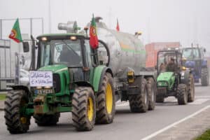 Bloqueio de agricultores em Valença continua até "serem ouvidas" reivindicações do Norte&nbsp;