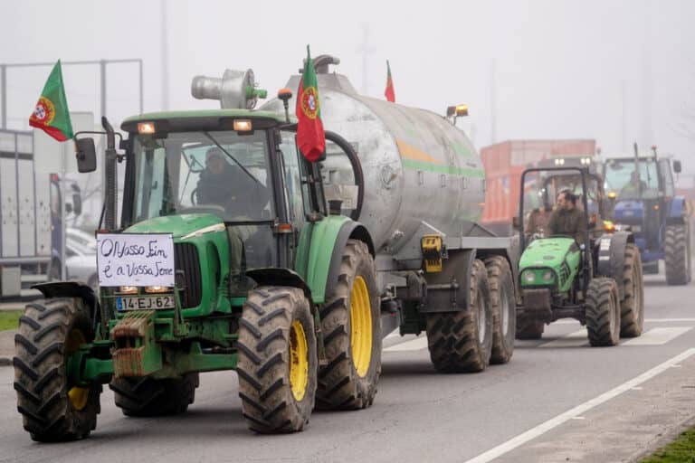 Bloqueio de agricultores em Valença continua até "serem ouvidas" reivindicações do Norte&nbsp;