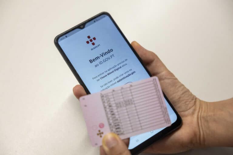 Carta de condução e cartão de cidadão no telemóvel já têm o mesmo valor dos documentos físicos