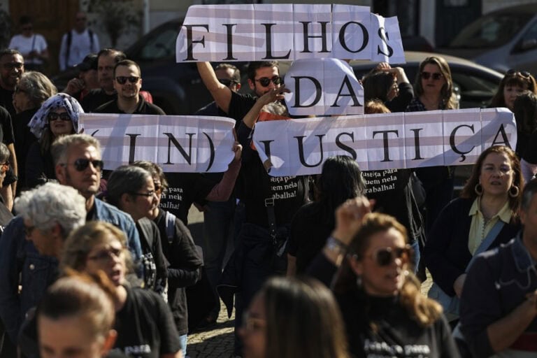 Oficiais de justiça iniciam vigília à frente da Assembleia da República&nbsp;