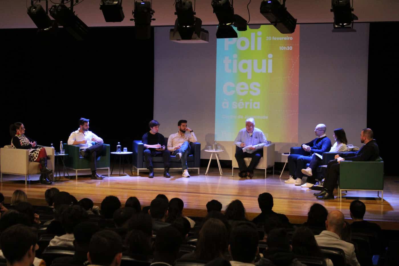 Jovens de escolas secundárias de Braga trocam sala de aula por debate de 'jotas'