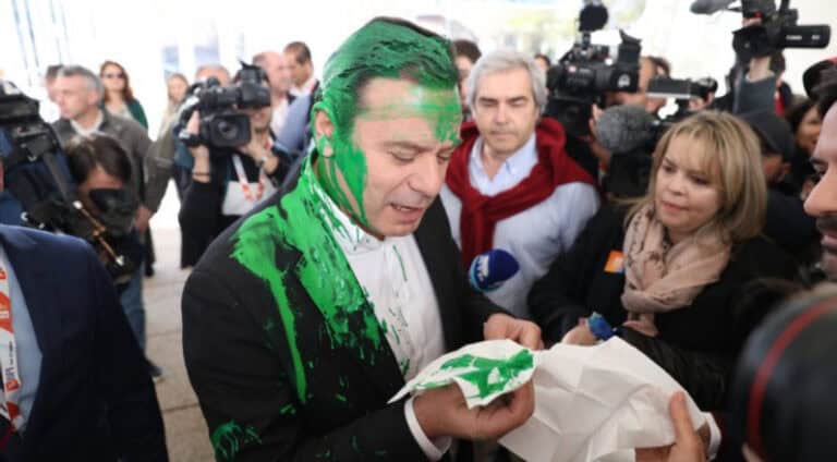 Montenegro atingido com tinta verde na Bolsa de Turismo de Lisboa