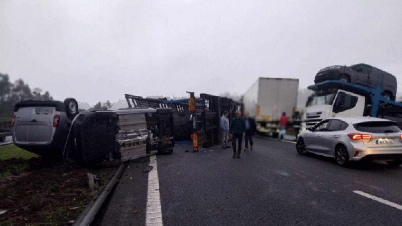 A28 cortada em Vila o Conde após despiste de camião que transportava carros