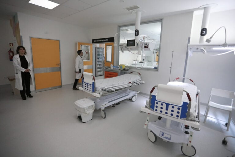 Parte dos médicos com contratos anteriores a 2013 ficam sem atualização salarial