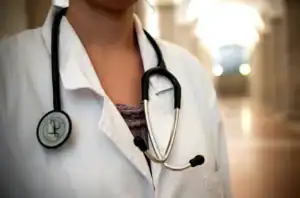 SNS pode contratar 900 médicos aposentados em 2024