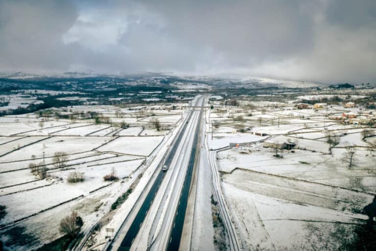 Queda de neve contínua no Marão volta a cortar IP4
