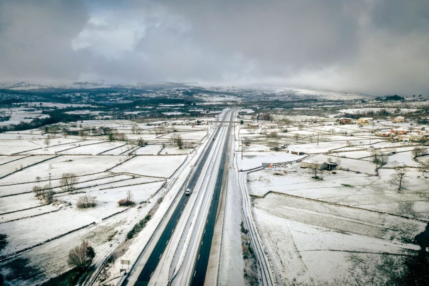 Queda de neve contínua no Marão volta a cortar IP4