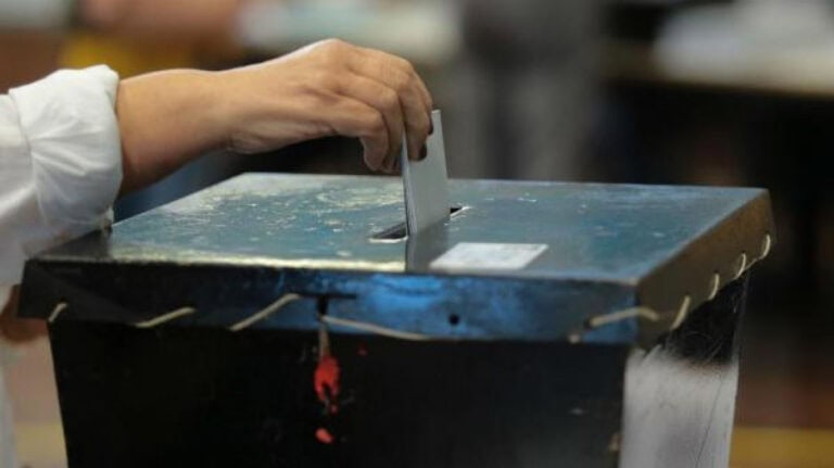 Projeções das televisões dão abstenção entre 32% e os 46,5%&nbsp;