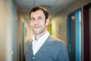 Professor da UMinho cria lente que melhora visão após cirurgia às cataratas