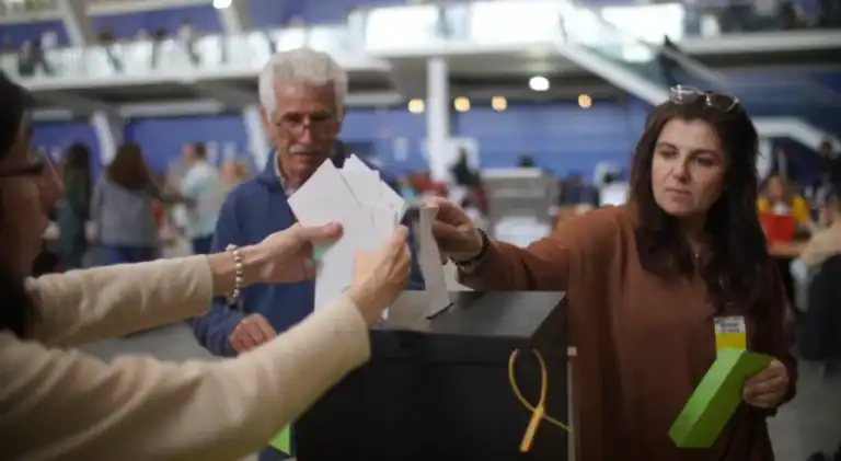 Último dia da contagem de votos dos emigrantes. Marcelo recebe Montenegro em Belém