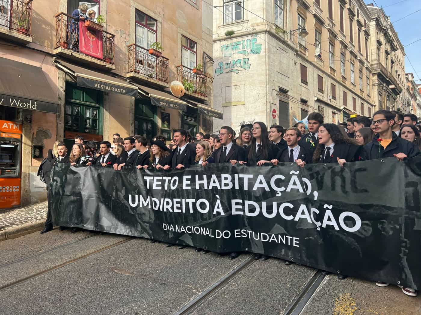 Mais de mil universitários marcharam em direção à Assembleia da República