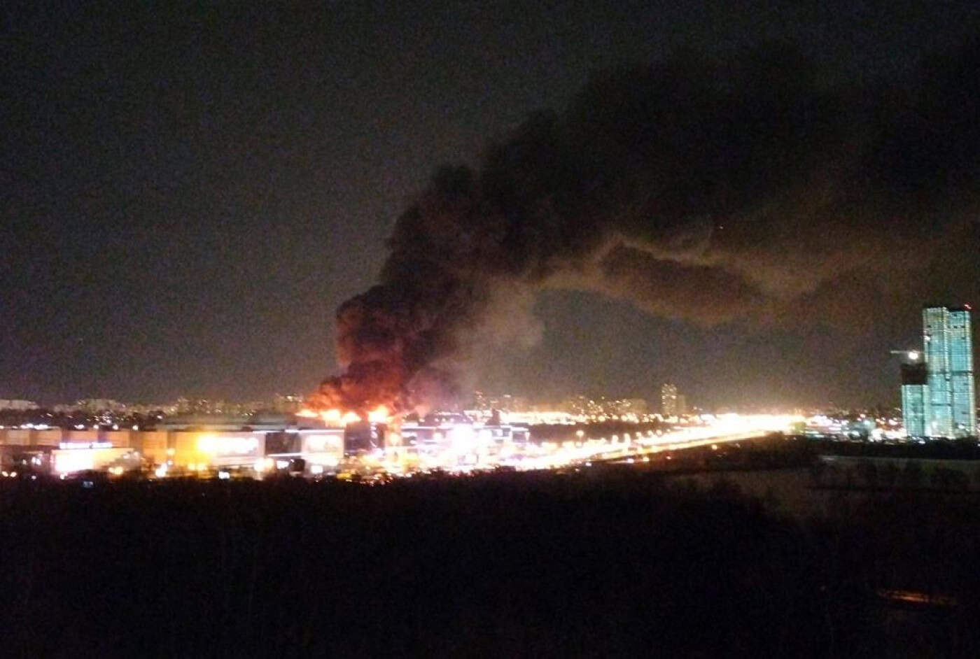 Tiroteio e explosões em sala de concertos de Moscovo