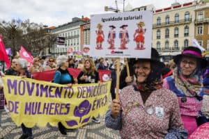 Mais de 1.000 mulheres manifestam-se em Lisboa para defender conquistas de Abril&nbsp;