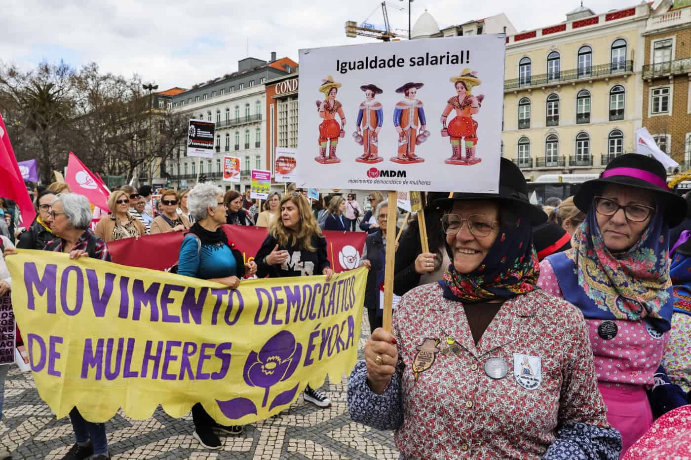 Mais de 1.000 mulheres manifestam-se em Lisboa para defender conquistas de Abril