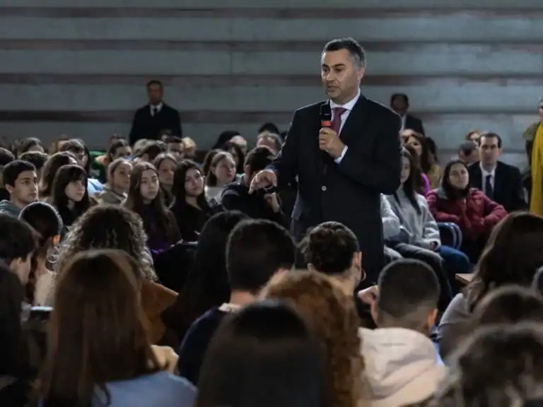 Educação. Novo ministro decide esta semana sobre provas digitais