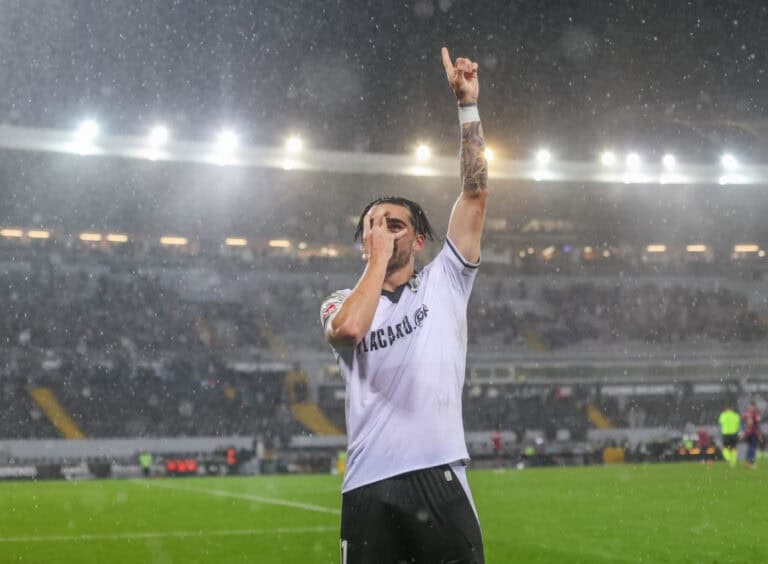 Jota Silva eleito o melhor avançado do mês de março