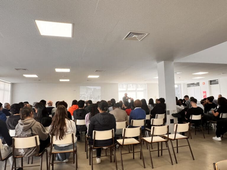 Conversas intergeracionais lembram que "Abril é todos os dias" porque "liberdade continua ameaçada"