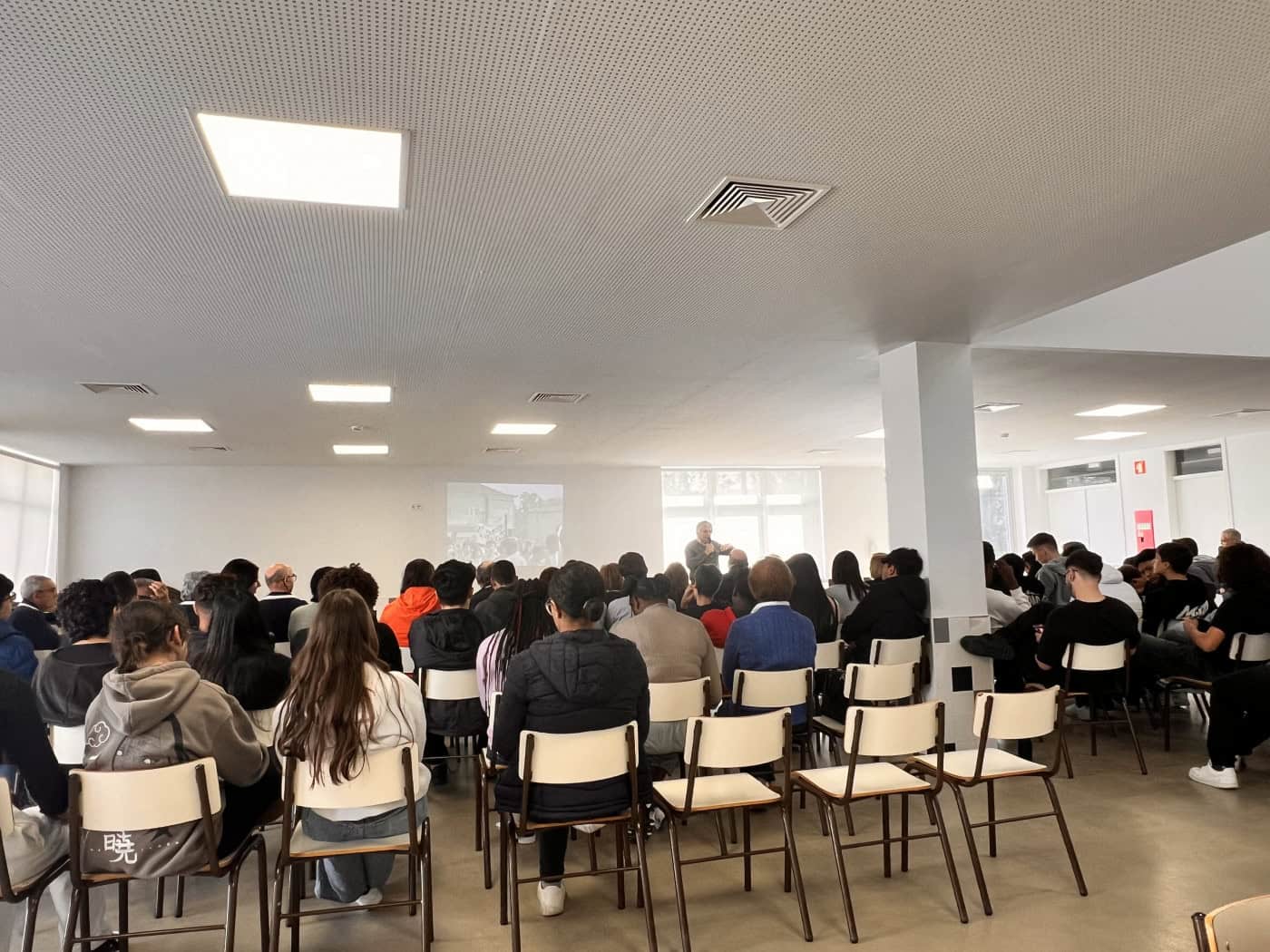 Conversas intergeracionais lembram que "Abril é todos os dias" porque "liberdade continua ameaçada"