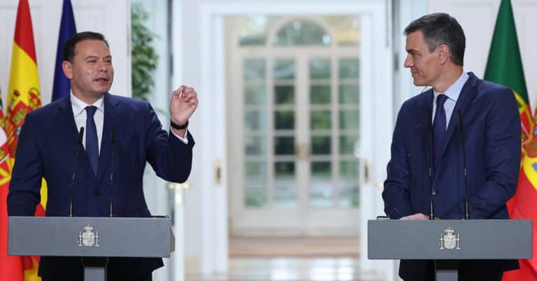 Montenegro diz não governar para telejornais e recusa comentar polémica do IRS em Madrid