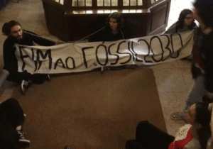 Estudantes ocuparam interior do Ministério do Ambiente e exigiram fim do uso de combustíveis fósseis