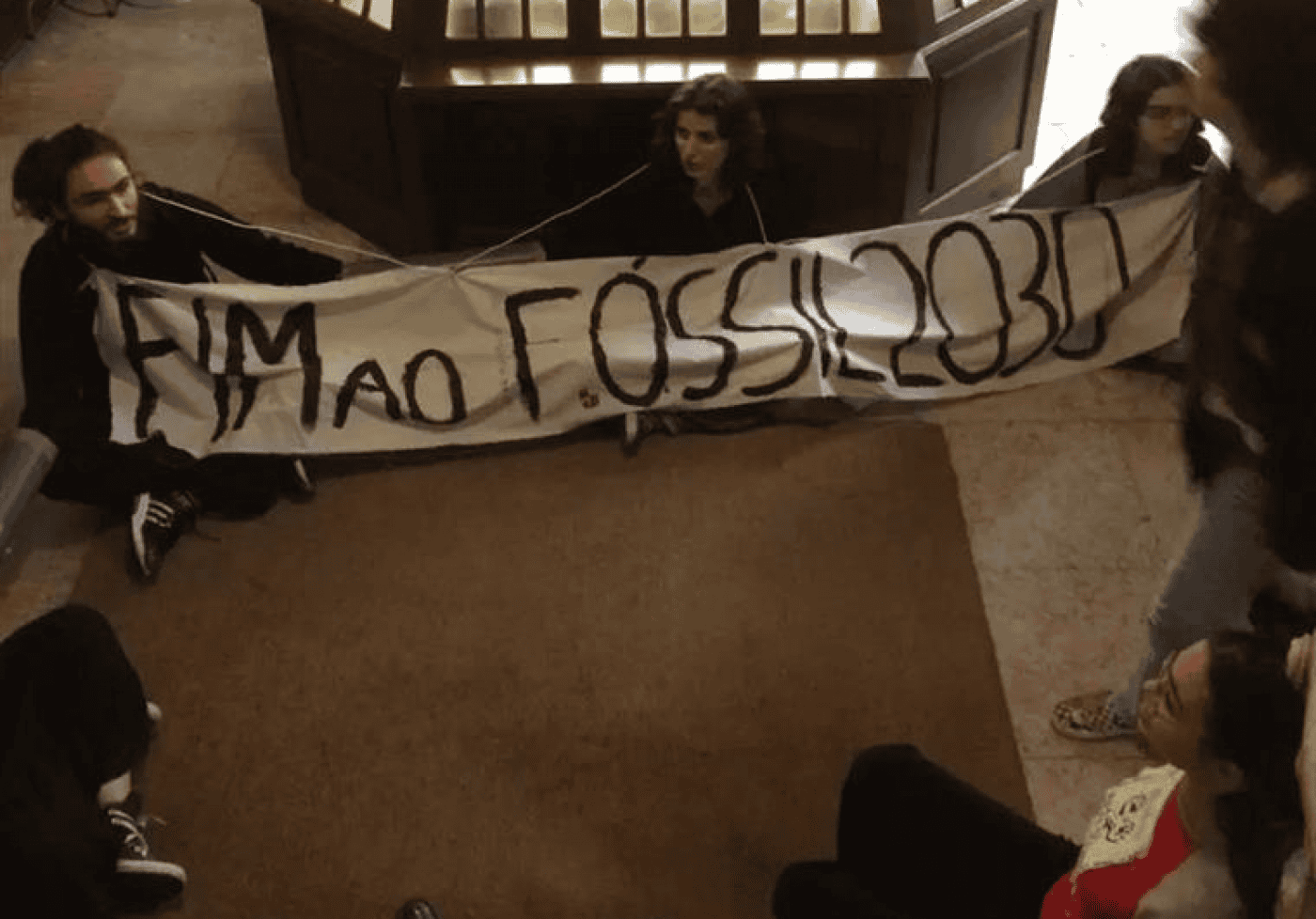 Estudantes ocuparam interior do Ministério do Ambiente e exigiram fim do uso de combustíveis fósseis