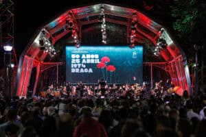 Centenas juntam-se na Avenida Central para cantar canções de Abril