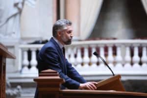 25 Abril: PS contra o populismo promete defender democracia política e social dos inimigos&nbsp;