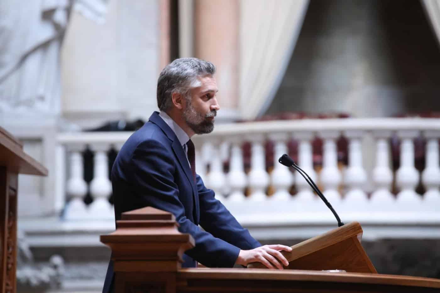 25 Abril: PS contra o populismo promete defender democracia política e social dos inimigos