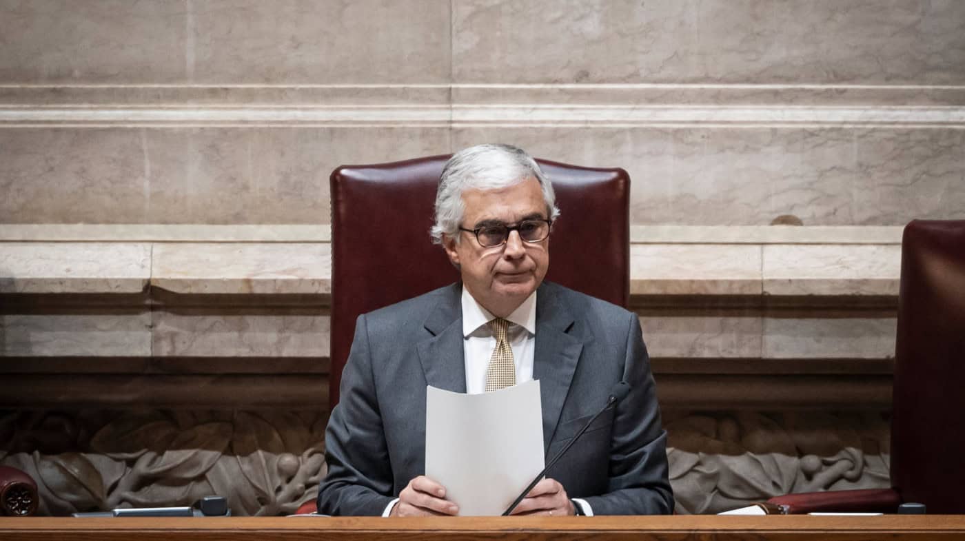 PGR deve ir ao parlamento explicar processos que criam crises politicas