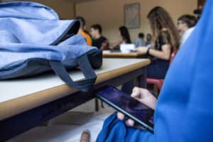 Especialistas defendem que proibir telemóveis nas escolas sem ouvir alunos não é solução&nbsp;