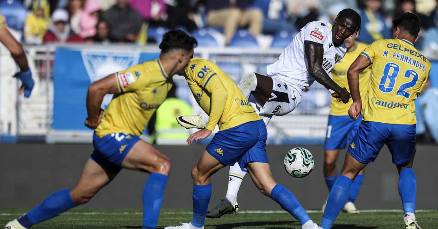 Golo de Rodrigo Gomes dita derrota do Famalicão no Estoril