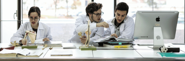 Estudantes de Medicina exigem ajuda para encargos “não comparticipados mas obrigatórios”