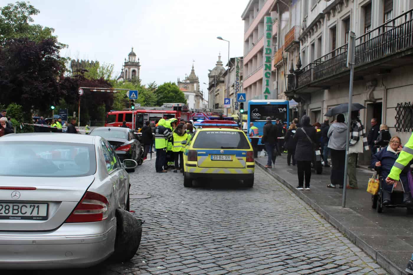 Autocarro despista-se no centro de Braga e tira a vida a cidadão que estava no passeio
